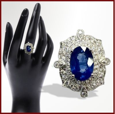 un gros plan sur la main d'une personne portant une bague, sur laquelle est sertie une pierre bleue