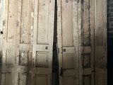 de nombreuses vieilles portes appuyées contre le mur