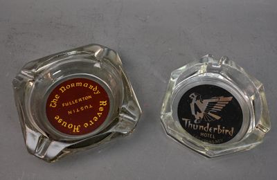 Lot de 2 cendriers d'hôtel en verre: Thunderbird Hotel à Las Végas (Di