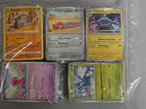 de nombreuses cartes Pokémon dans un sachet en plastique posé sur une table
