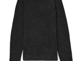 un pull noir à col rond et à manches longues