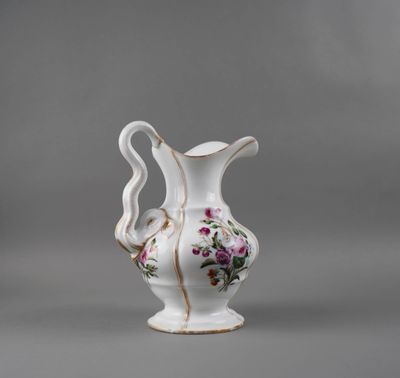 Cruche avec anse à l'éléphant en porcelaine d'Andenne.