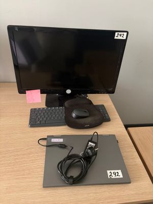 un bureau sur lequel se trouvent un écran, un clavier, une souris et un casque