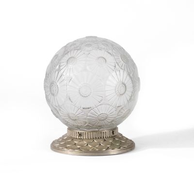 une image représentant une boule de cristal posée sur un socle, sur fond blanc