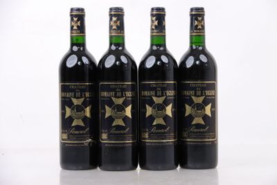trois bouteilles de vin sont alignées sur une table