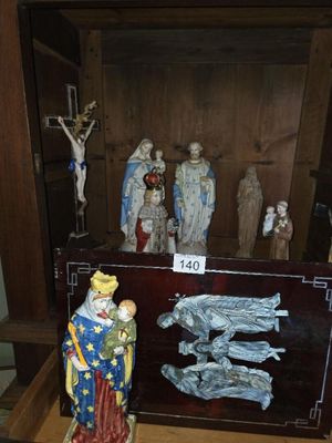 une collection de figurines religieuses présentée dans un coffret en bois