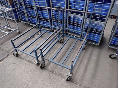 beaucoup de chariots posés par terre