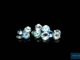 un ensemble de diamants bleus et blancs posés sur une surface noire