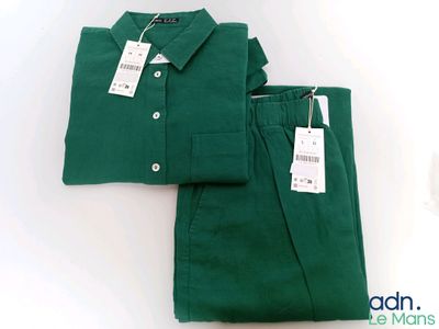 Polo et pantalon verts pour homme, avec leurs étiquettes encore attachées