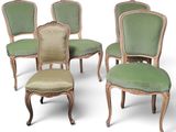 quatre chaises avec des coussins rembourrés verts et une structure en bois