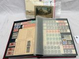 un livre avec des timbres, posé sur une table
