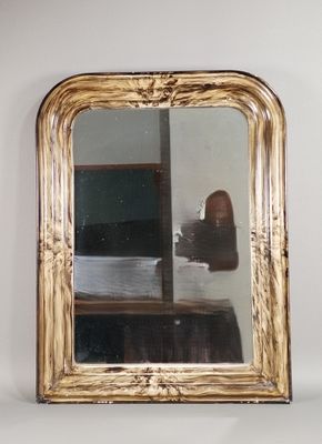 un miroir accroché au mur