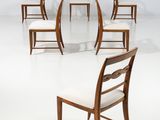 Plusieurs chaises sont disposées en cercle dans une pièce blanche.