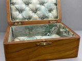 une petite boîte en bois contenant un miroir