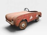 une vieille petite voiture jouet rouillée est posée sur une surface blanche