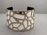 bracelet manchette en argent orné de carrés blancs et noirs