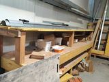 un établi dans un garage, sur lequel se trouvent de nombreux outils