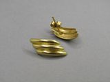 paire de boucles d'oreilles plaquées or avec un bateau au dos