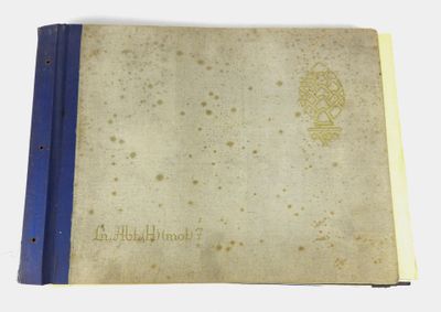 un gros plan d'un livre à la couverture bleue posé sur une surface blanche