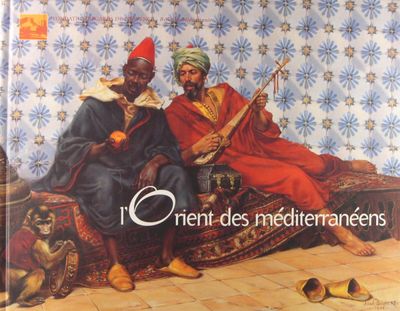 deux hommes assis ensemble sur un lit