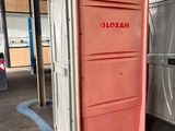 deux toilettes portables situées dans un bâtiment
