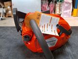 un gros plan d'une tronçonneuse posée sur une table
