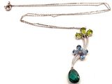 collier en argent orné de fleurs vertes et bleues et d'un pendentif en forme de larme
