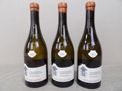 trois bouteilles de vin posées sur une table l'une à côté de l'autre