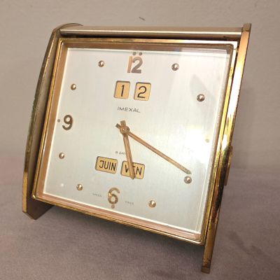 une horloge en or posée sur une table