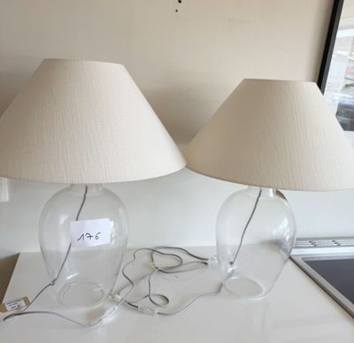 deux lampes posées sur une table dans une pièce