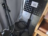 un pupitre noir sur lequel est posée une note, à côté d'une chaise