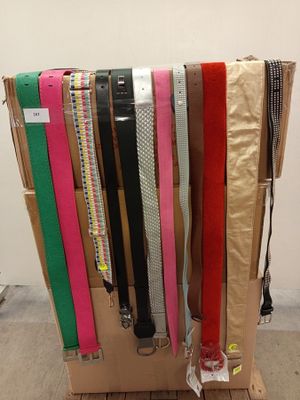 de nombreuses ceintures de différentes couleurs exposées dans un magasin
