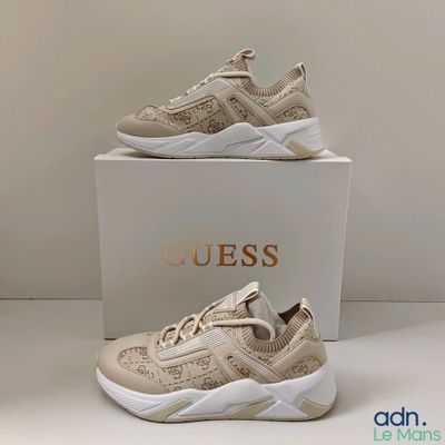 un gros plan sur une paire de chaussures exposée dans une boîte