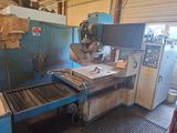 une machine qui se trouve à l'intérieur d'un bâtiment
