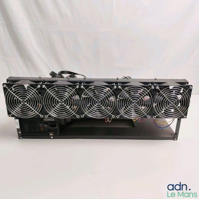 une photo montrant un groupe de ventilateurs posés sur une table