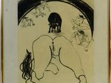 tableau représentant une femme nue dans un cadre doré, sur fond noir et blanc
