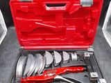 une caisse à outils rouge avec des outils sur une table