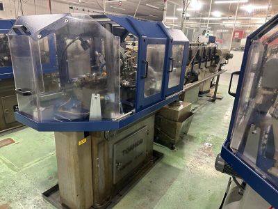 une machine qui se trouve dans une usine où il y a beaucoup de machines