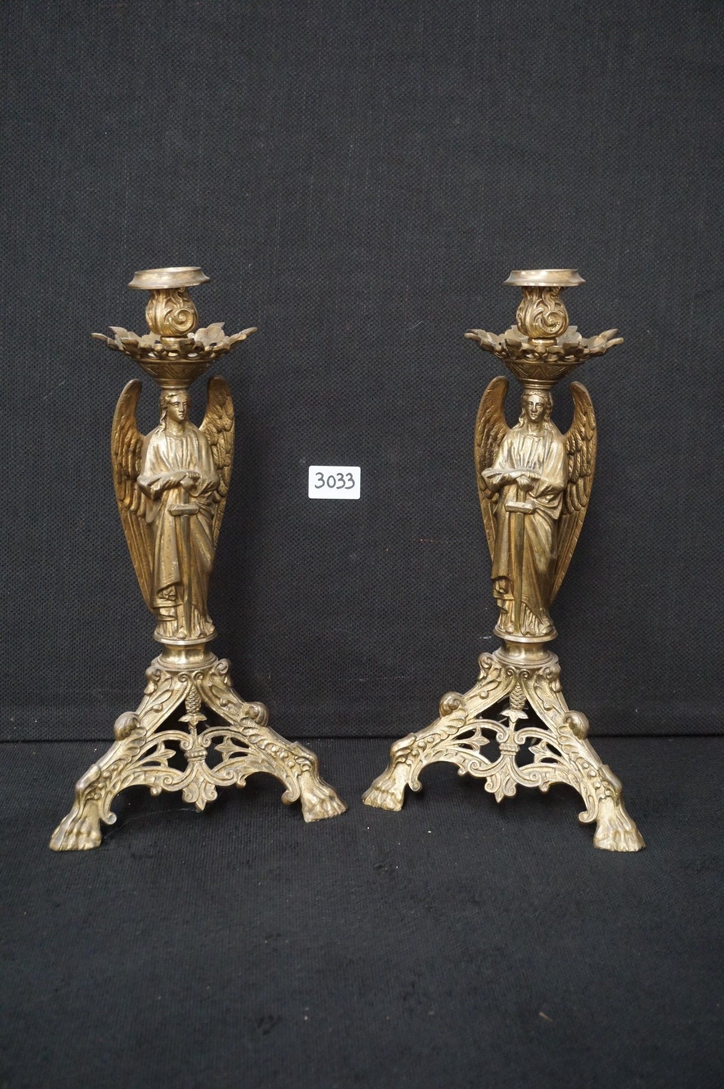 2 chandeliers religieux en bronze et laiton – soutenus par d…