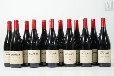 six bouteilles de vin rouge alignées sur une table