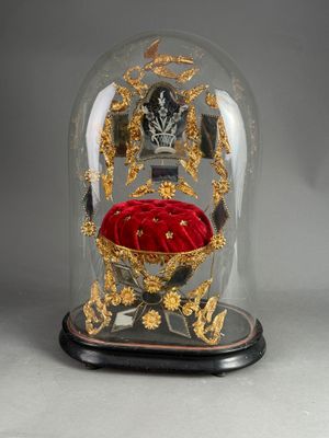 GLODE de mariés. H : 54 cm.