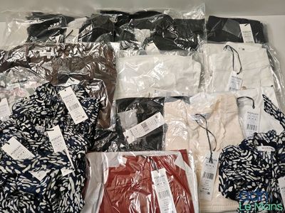 beaucoup de vêtements qui restent sur une étagère