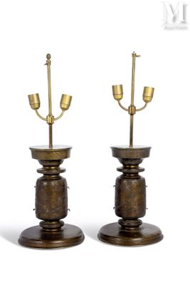 paire de bougeoirs anciens en laiton sur des socles en bois