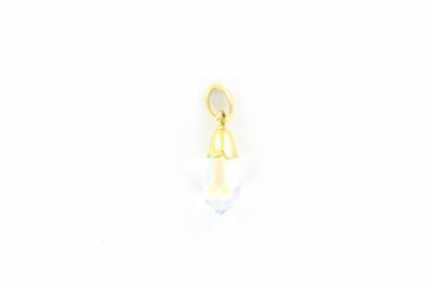 une breloque plaquée or ornée d'une perle en cristal blanc