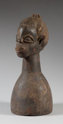une image représentant une statue d'une femme avec une tête de chèvre sur la tête