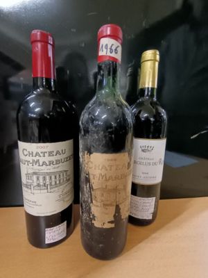 plusieurs bouteilles de vin sont alignées sur une table