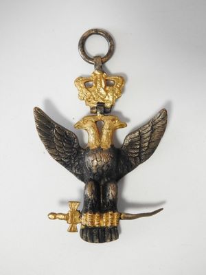 une image représentant un oiseau doré et noir coiffé d'une couronne