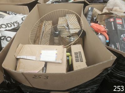 de nombreuses caisses contenant des articles divers, posées par terre