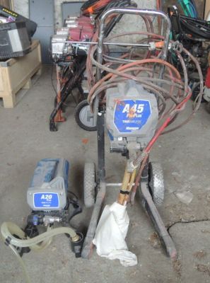 une photo d'une petite machine dans un garage