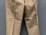 une photo d'un pantalon suspendu à une corde à linge